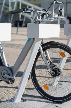 Kiralık Bisiklet şehir içinde park.