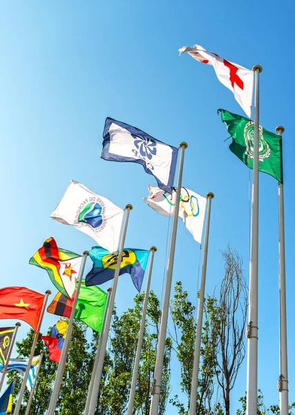 Vlaggen in park van Naties in Lissabon. — Stockfoto