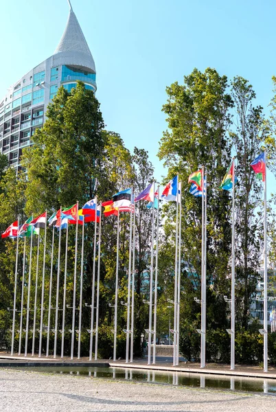 Vlaggen in park van Naties in Lissabon. — Stockfoto