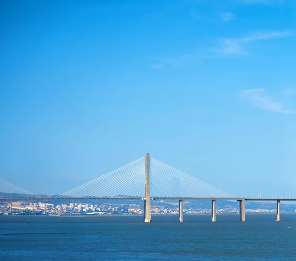 Most Vasco da Gama v Lisabonu, Portugalsko. — Stock fotografie