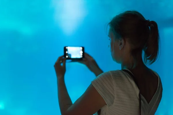 Mujer haciendo fotos en el acuario . —  Fotos de Stock