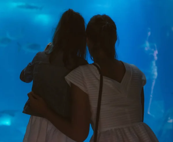 Frau und Tochter im Aquarium. — Stockfoto