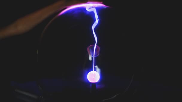 Mains de l'enfant touchant globe plasma .