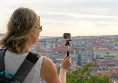 Kadın yolcu ile çekim video fotoğraf makinesi.