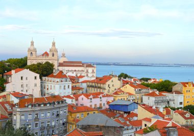 Manastır Sao Vicente de Fora ve eski şehir Lizbon.