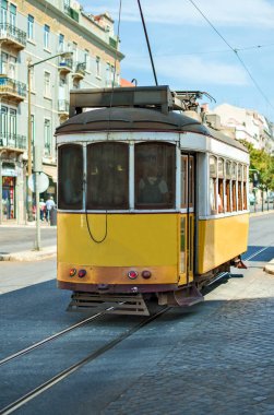 Ünlü Lizbon tramvay sokakta.