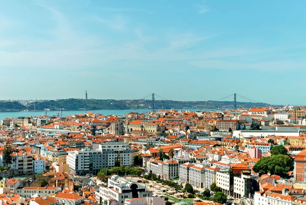 Alfama au centre-ville et le pont du 25 avril à Lisbonne, Portugal . — Photo