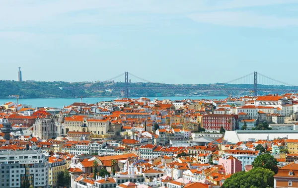 Alfama au centre-ville et le pont du 25 avril à Lisbonne, Portugal . — Photo