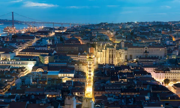 Centro de Alfama e a Ponte 25 de Abril em Lisboa à noite . — Fotografia de Stock