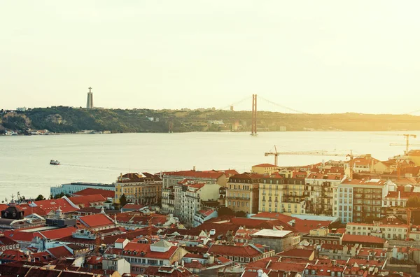 Alfama au centre-ville et le pont du 25 avril à Lisbonne au coucher du soleil . — Photo