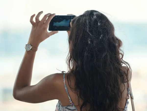 Mujer bonita tomando fotos del casco antiguo . —  Fotos de Stock