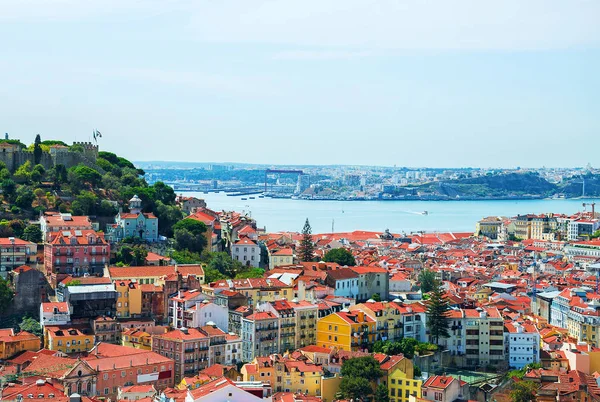 Château de Saint-Georges et centre-ville de Lisbonne, Portugal . — Photo