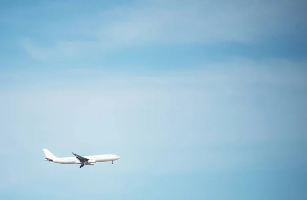 空に飛行機。あなたのテキストのための場所. — ストック写真