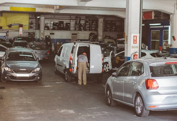 Συνεργεία αυτοκινήτων κατάστημα ελαστικών αντικατάστασης. — Φωτογραφία Αρχείου