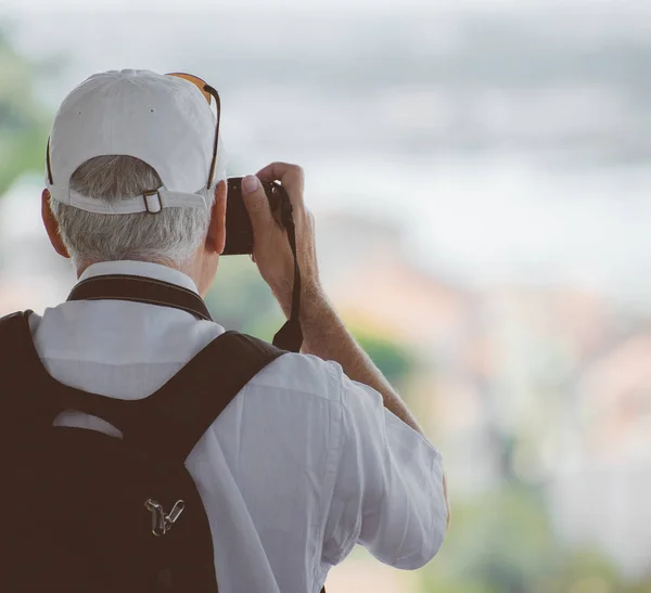 Homem sênior tirando fotos da cidade velha . — Fotografia de Stock