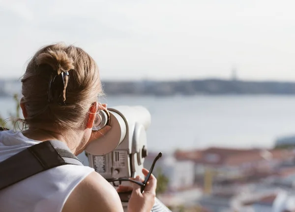 Femme utilisant un télescope panoramique à pièces . — Photo