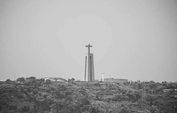 Estátua de Cristo Rei em Lisboa, Portugal. Foto em preto e branco . — Fotografia de Stock