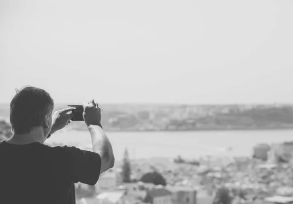 Uomo anziano che fa foto al centro storico. Bianco e nero . — Foto Stock