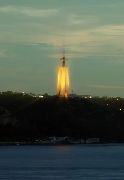 Statua di Cristo Rei a Lisbona di notte . — Foto Stock