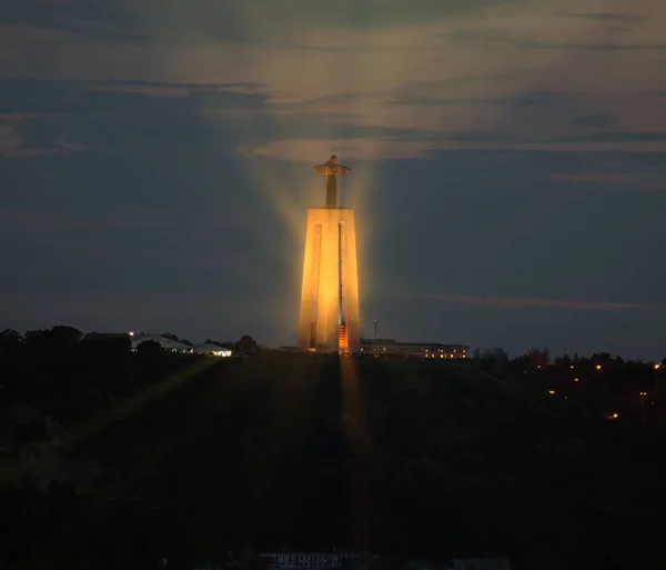 Geceleri heykeli Cristo Rei Lizbon. — Stok fotoğraf