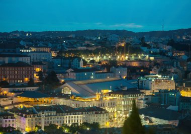 Rossio tren istasyonunun Lizbon havadan görünümü.