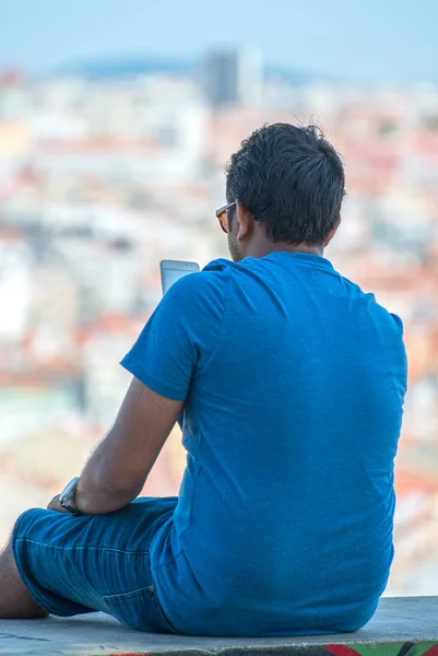 Man met telefoon neemt foto's van bezienswaardigheden. — Stockfoto