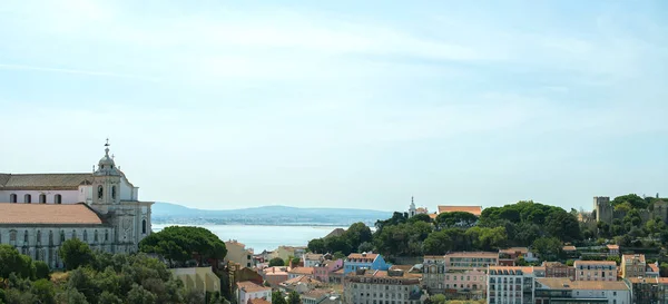 聖ジョージの城とリスボンのコンベント ダ グラサ. — ストック写真
