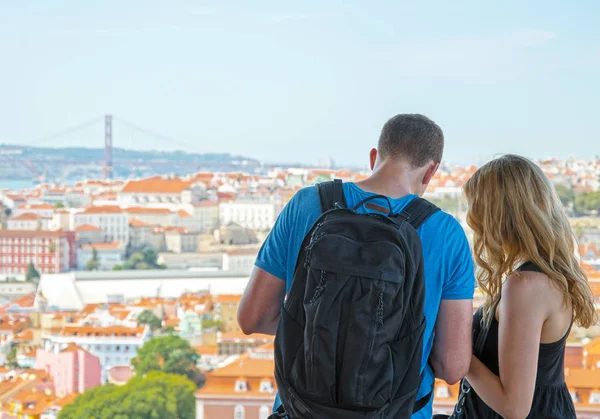 Par av unga turister i bakgrunden i Lissabon. — Stockfoto