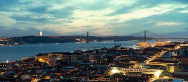 Alfama şehir ve 25 Nisan Lizbon'da akşam saatlerinde köprü.