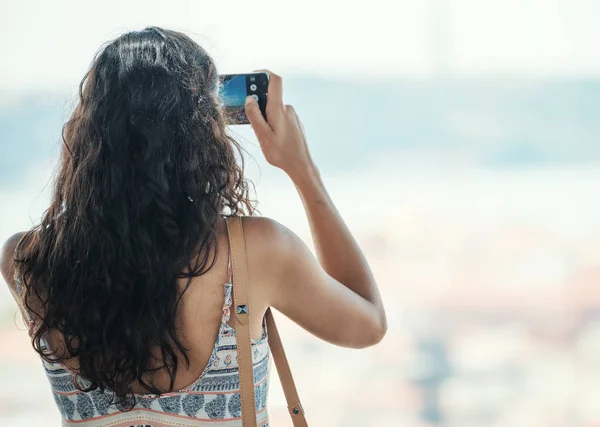 Hübsche Frau beim Fotografieren der Altstadt. — Stockfoto