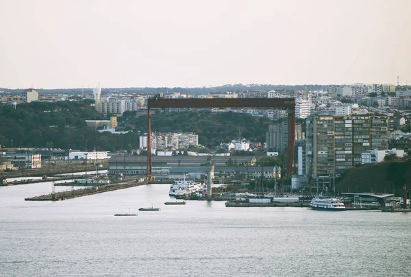 Vecchio cantiere arrugginito in Portogallo . — Foto Stock