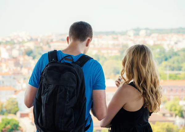 Pair of young tourists in the background of Lisbon. — Stock Photo, Image