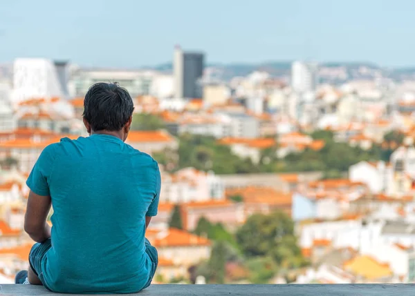 Man zit op de achtergrond van de oude stad. — Stockfoto