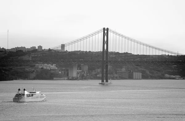 Most 25 kwietnia w Lizbonie. Czarno-białe zdjęcie. — Zdjęcie stockowe