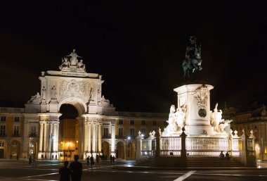 Zafer Rua Augusta Arch ve heykel Dom Jose Lizbon gece.