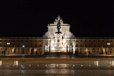 Zafer Rua Augusta Arch ve heykel Dom Jose Lizbon gece.