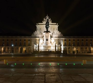 Zafer Rua Augusta Arch ve heykel Dom Jose Lizbon gece.