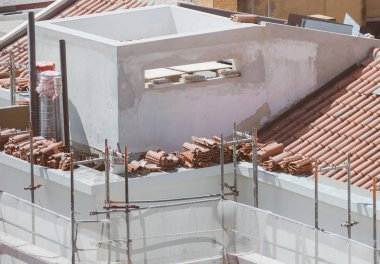 Çatıda doğal Seramik Karo istifleme.