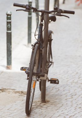 Sokağa park etmiş eski bir bisiklet..