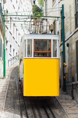 Ünlü tarihi füniküler tren Lizbon.