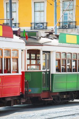 Ünlü Lizbon tramvay sokakta.