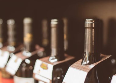 Şarap deposunda şarap şişeleri.