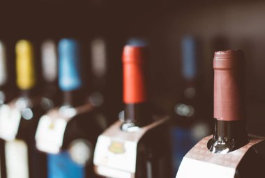 Şarap deposunda şarap şişeleri.