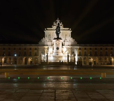 Zafer Rua Augusta Arch ve heykel Dom Jose Lizbon gece.
