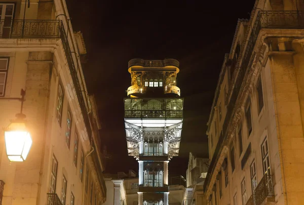 Elevador popular de Santa Justa à noite . — Fotografia de Stock