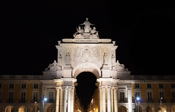 Триумфальная арка Руа Аугуста в Лиссабоне ночью . — стоковое фото