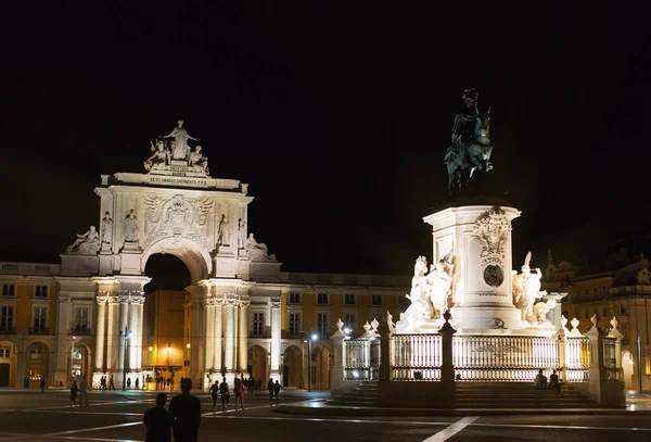 Триумфальная арка Руа Аугуста и статуя Дома Хосе в Лиссабоне ночью . — стоковое фото