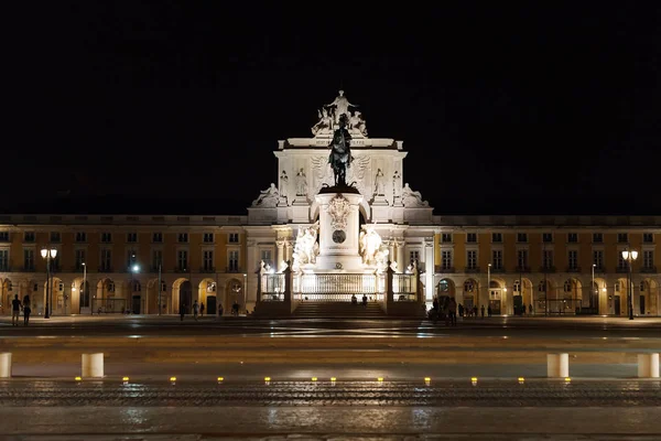 Zafer Rua Augusta Arch ve heykel Dom Jose Lizbon gece.