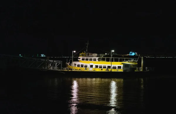 Barco amarrado en el muelle por la noche . — Foto de Stock