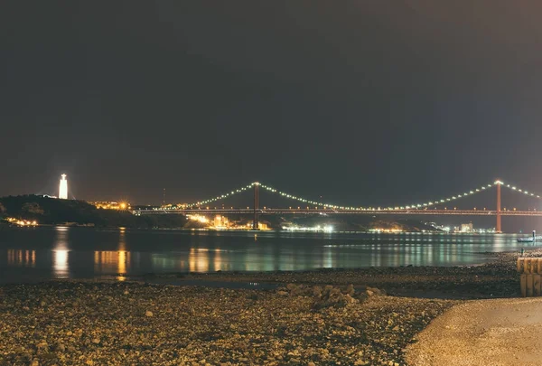 Ponte de 25 de Abril em Lisboa à noite . — Fotografia de Stock
